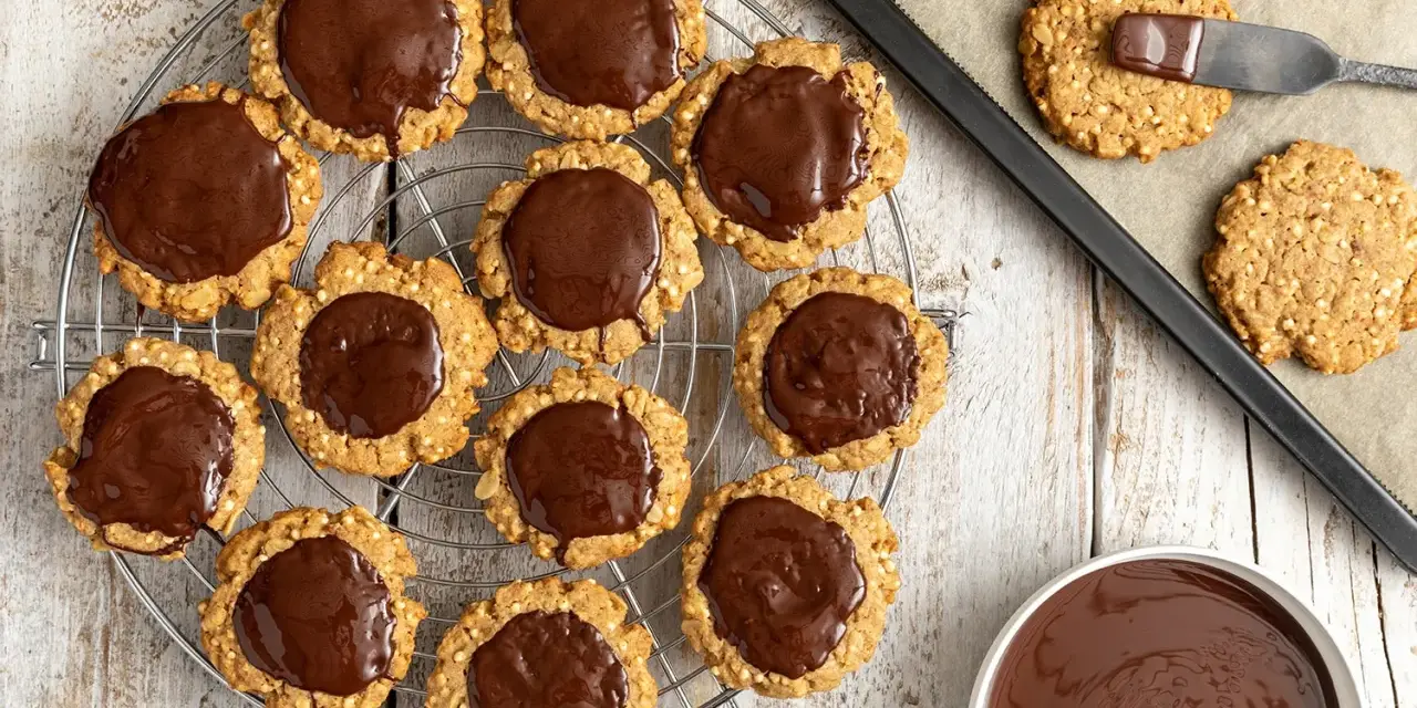 Deliziosi dolci con fiocchi di avena, alcuni ricoperti di cioccolato fuso, pronti per essere gustati.