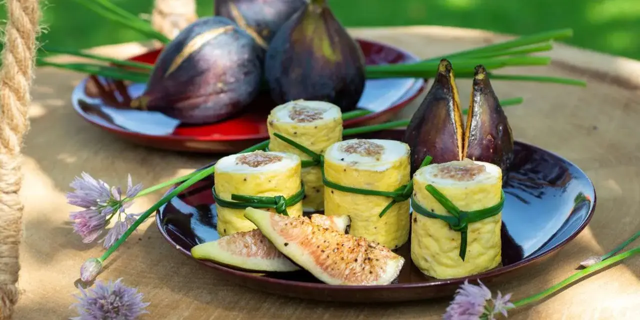 Rotolini di frittata con fichi e erba cipollina, un esempio di fichi abbinamenti salati perfetti per un picnic.