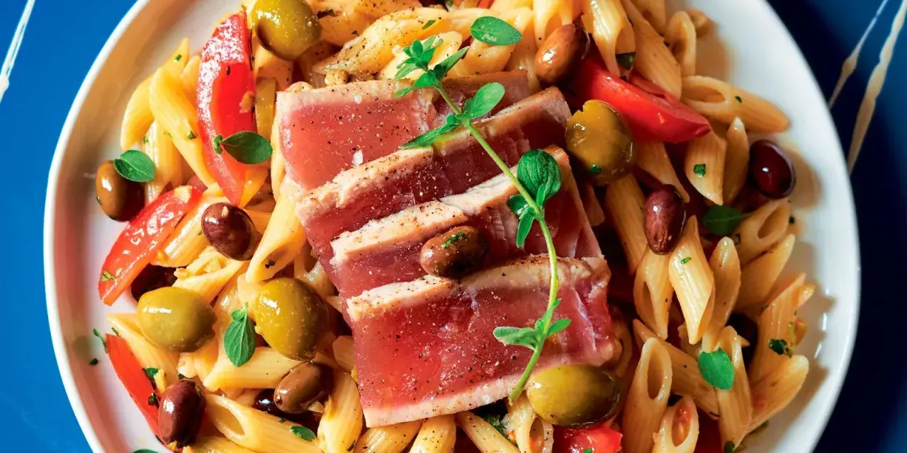Penne con tonno scottato, pomodorini e olive. Un piatto fresco e saporito, perfetto come pasta per estate.