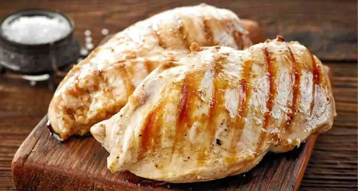 Petto di pollo grigliato, perfetti secondi di carne da preparare in anticipo. Un contorno di sale completa l'immagine.
