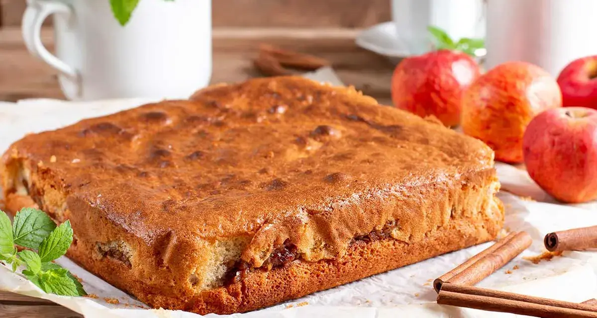 Torta quadrata dorata, con mele e cannella, un'idea per dolci senza zucchero.