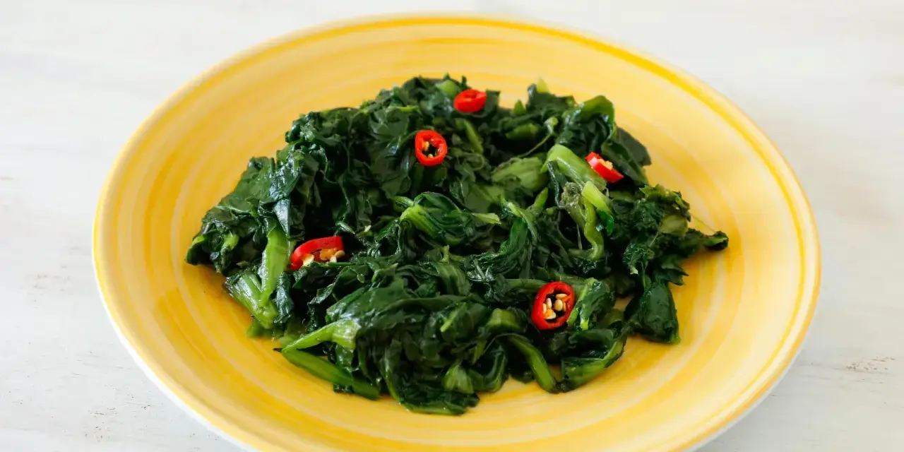 Un piatto di erbette saltate con peperoncino, un'idea semplice per le tue ricette con erbette.