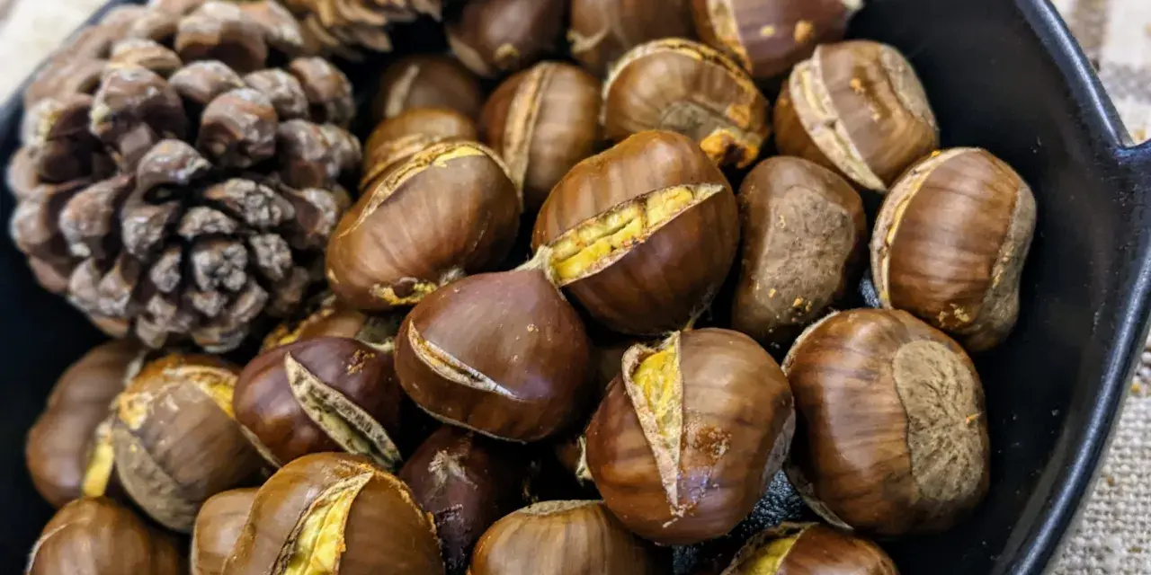 Castagne arrostite in padella, pronte per essere gustate. Scopri come cuocere le castagne congelate per un risultato perfetto.