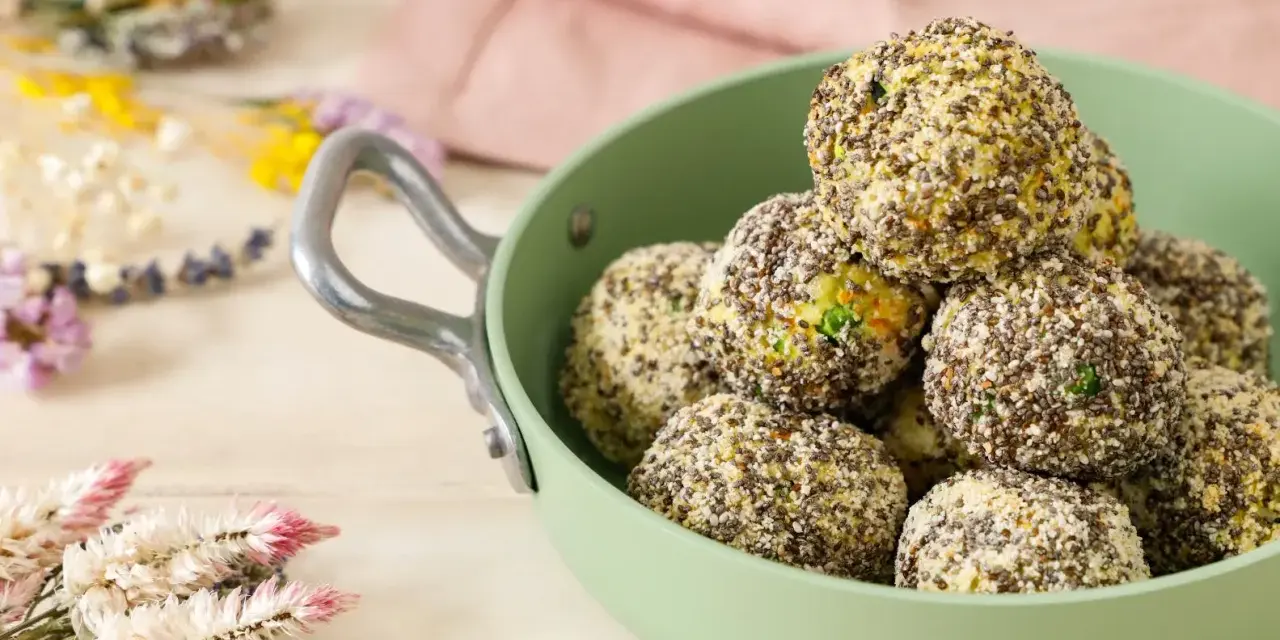 Sfere croccanti con semi di chia, perfette per le tue ricette salate. Un'idea sfiziosa e salutare.