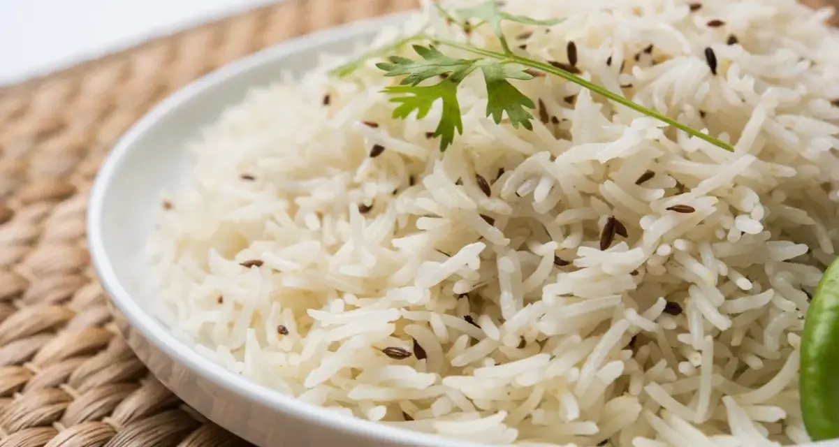 Riso basmati profumato con cumino e coriandolo, un'idea su come condire il riso basmati per un piatto aromatico.