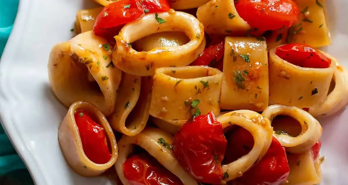Piatto di calamarata con pomodorini e prezzemolo. Un modo gustoso per preparare la calamarata, un primo piatto di mare.