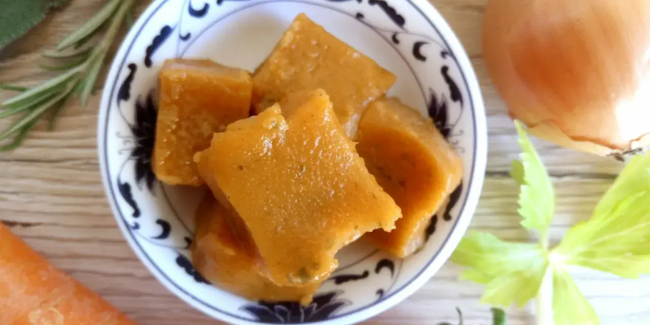 Dadi vegetali fatti in casa, pronti per insaporire i tuoi piatti. Scopri come fare il dado vegetale in casa con ingredienti freschi.