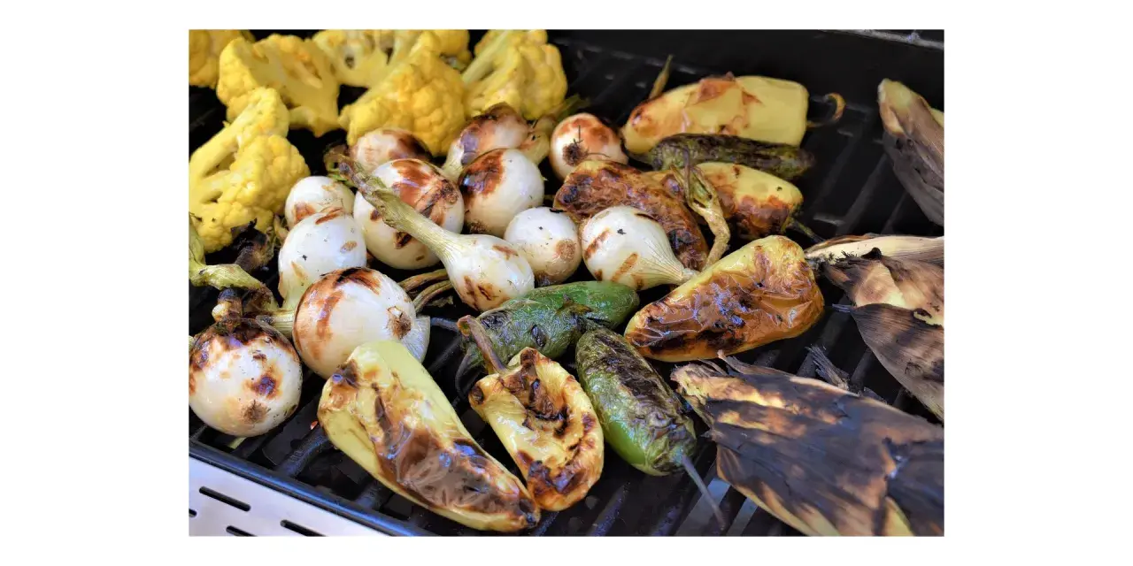 Verdure grigliate: cipolle, peperoni, cavolfiore e pannocchie. Perfette per scoprire come condire le verdure grigliate con erbe aromatiche e olio.