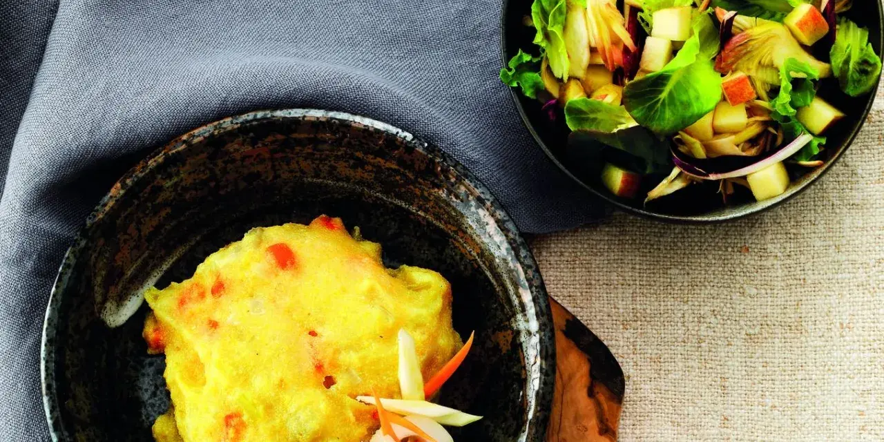 Frittelle dorate con verdure, perfette verdure da abbinare alla polenta, accanto a un'insalata fresca.