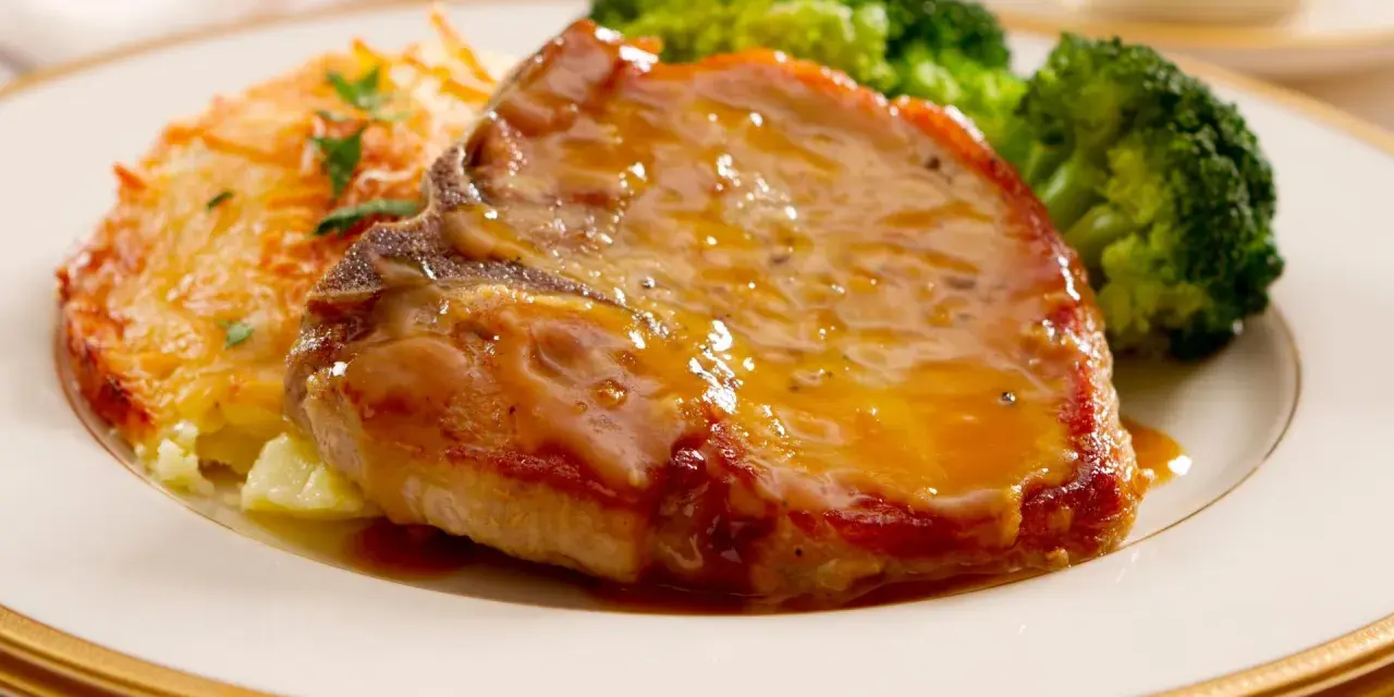 Succulento braciola di maiale con salsa, patate gratinate e broccoli. Secondi di carne per fare bella figura, un piatto che conquista.