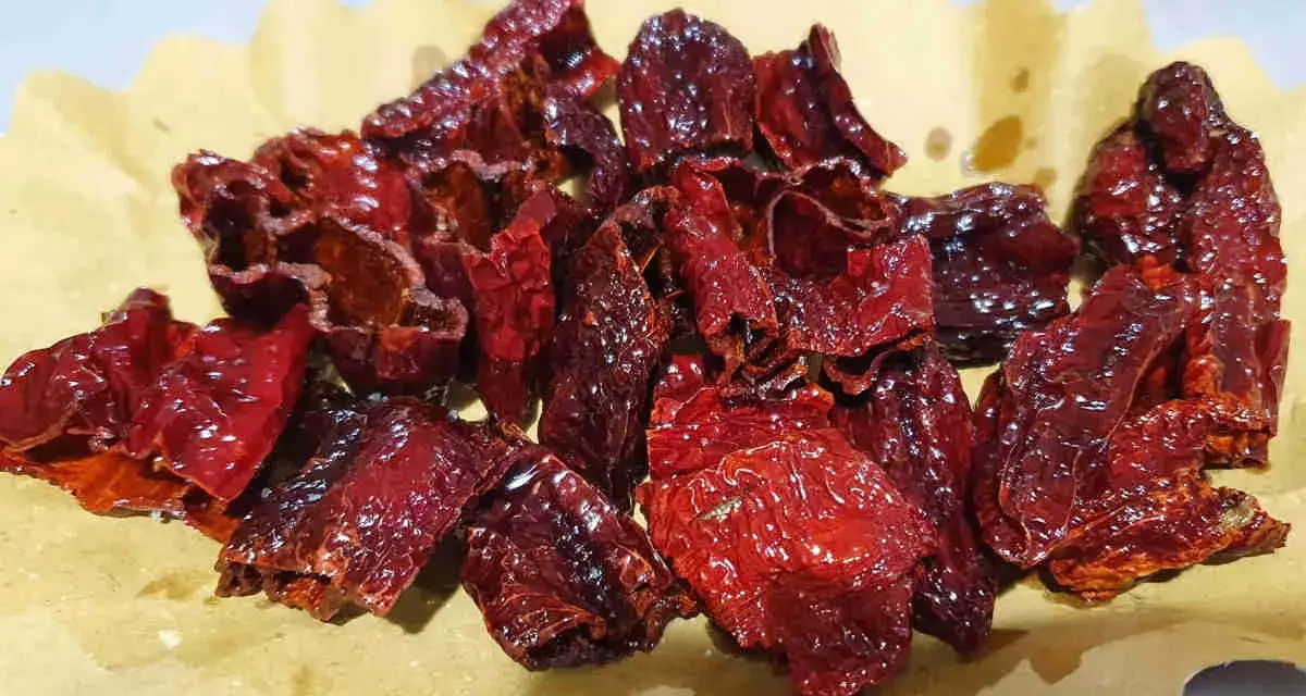 Peperoni cruschi croccanti, perfetti per tante ricette. Un'esplosione di sapore e tradizione lucana.