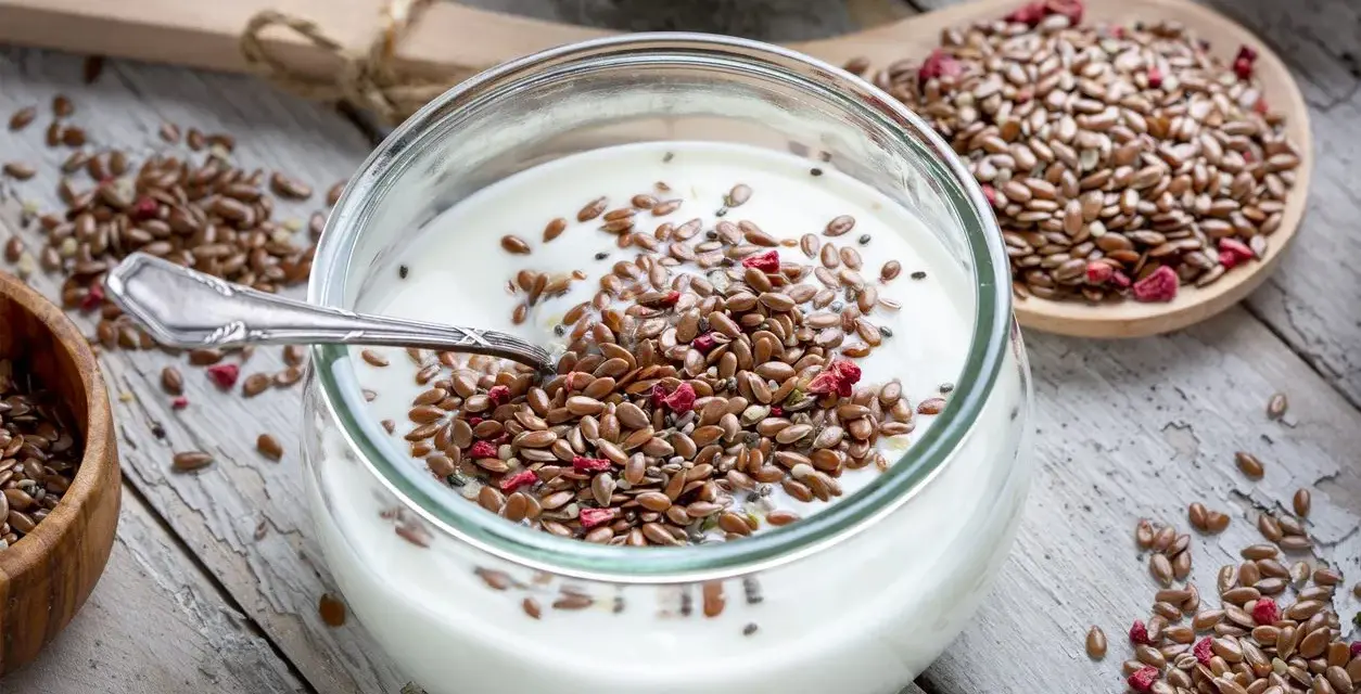Yogurt con semi di lino e frutta disidratata, un'idea per ricette semi di lino salutari e gustose.