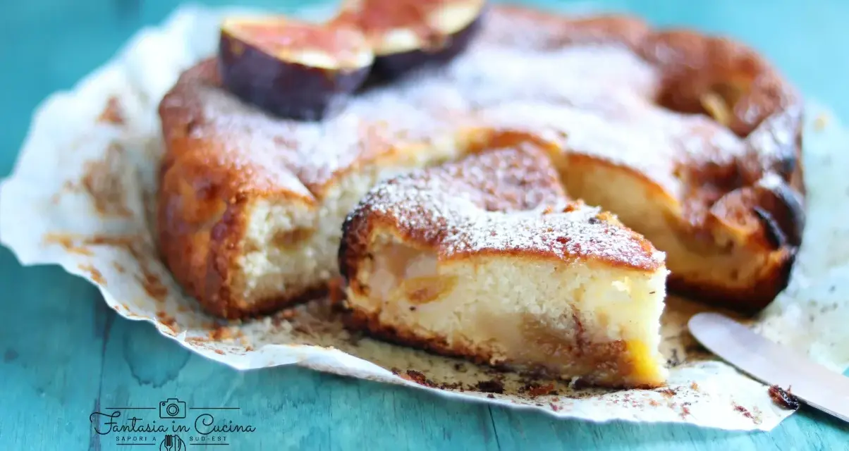 Deliziosa torta con fichi freschi e yogurt, spolverata di zucchero a velo, su carta da forno.