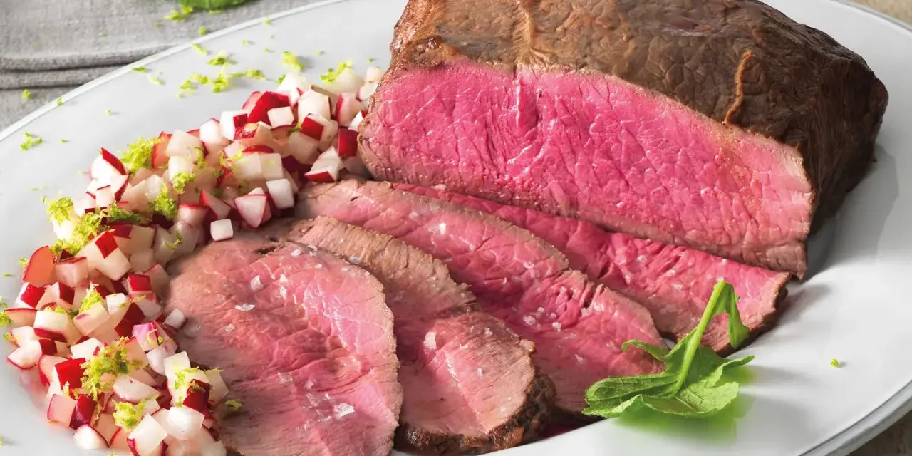 Il roast beef, che carne è? Un succulento arrosto di manzo affettato, servito con un contorno di ravanelli e scorza di lime.