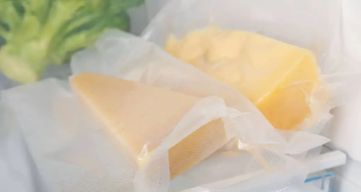 Due pezzi di formaggio sottovuoto, un modo pratico per capire come conservare il formaggio in frigo.