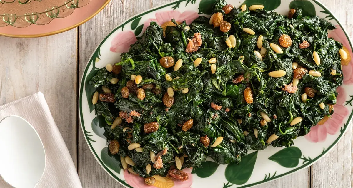 Spinaci saltati con pinoli e uvetta, un modo gustoso per imparare come cucinare gli spinaci.