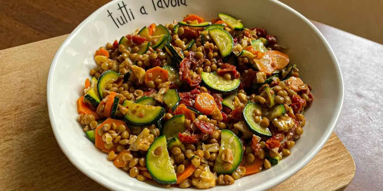 Insalata di lenticchie con zucchine, carote e pomodori secchi, perfetta per le ricette estive.