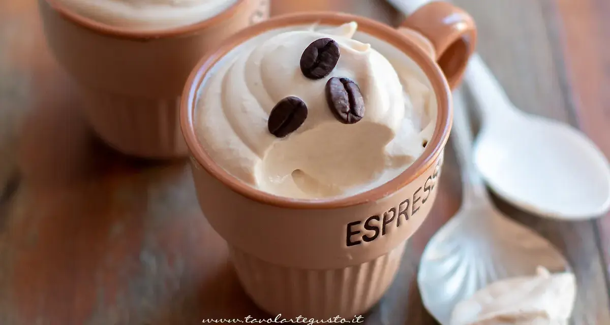 Deliziosa crema al caffè in tazzine, guarnita con chicchi di caffè. Perfetta per una pausa golosa.