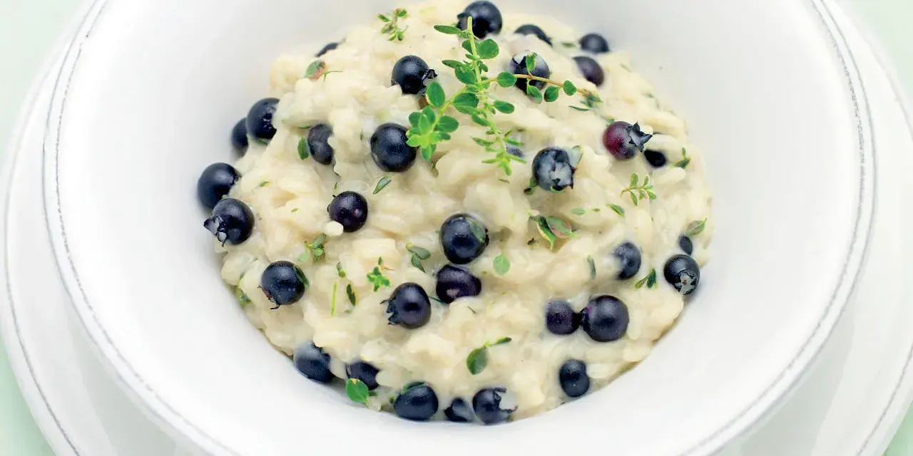 Risotto cremoso con mirtilli e timo, un'idea originale per le tue mirtilli ricette salate.