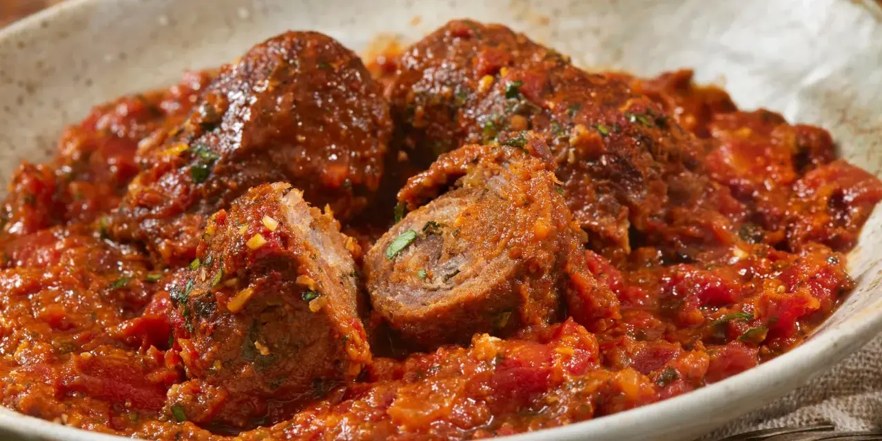 Involtini alla romana succulenti in salsa di pomodoro, un classico della cucina romana.