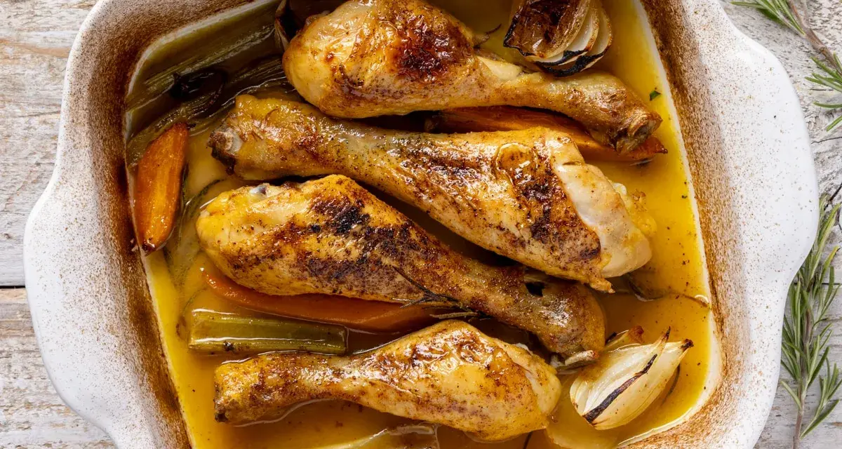 Cosce di pollo arrosto succulente in teglia con verdure, un'idea perfetta per le tue ricette.