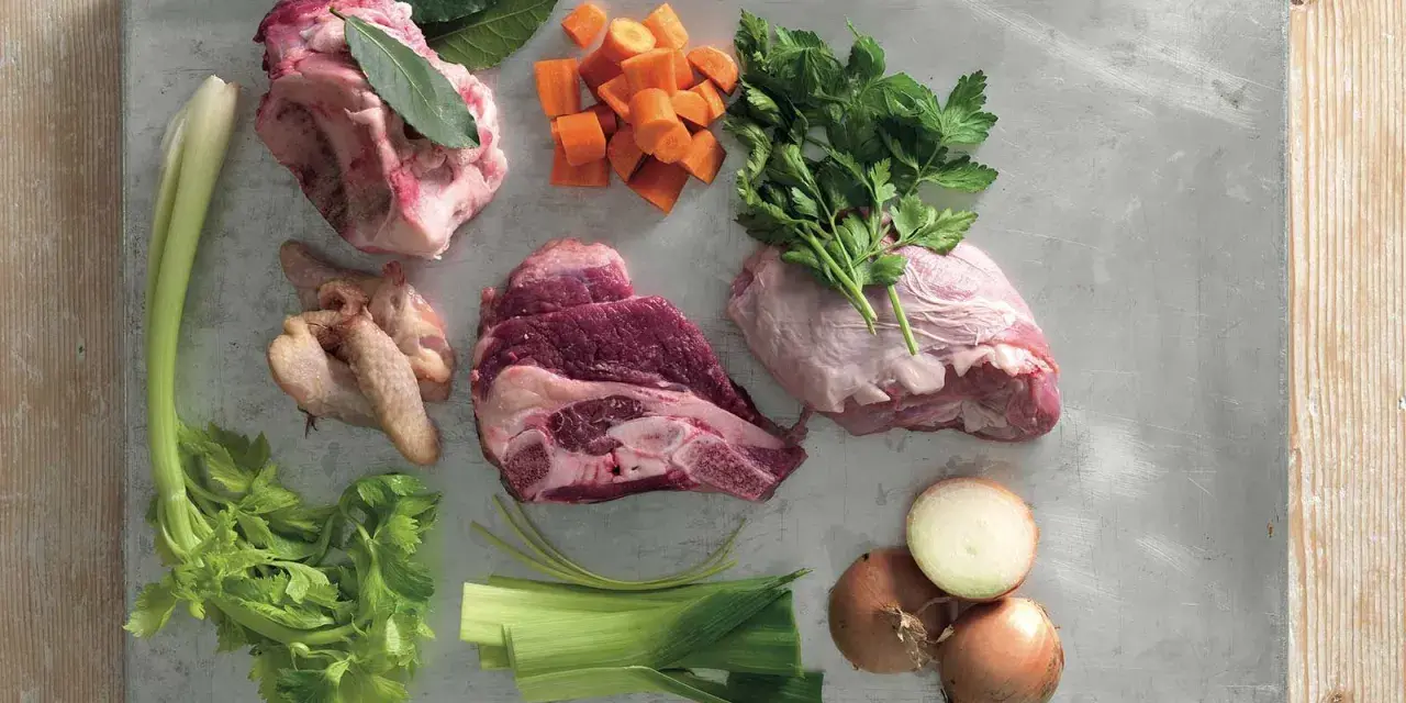 Ingredienti per un brodo saporito: carne per brodo, carote, sedano, cipolle, prezzemolo e alloro.