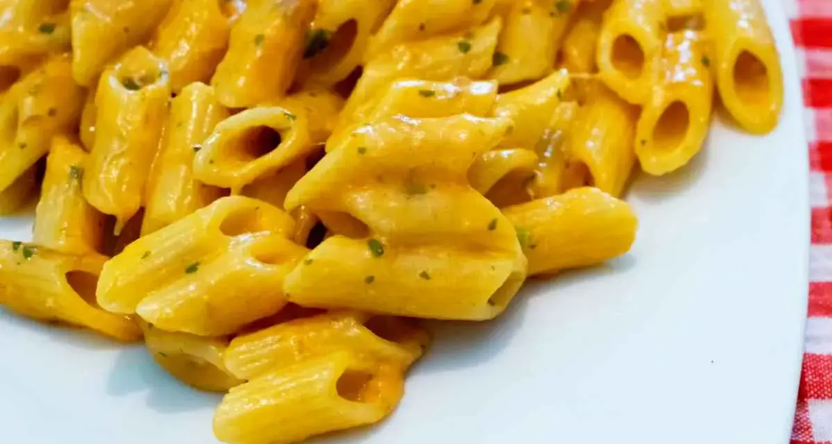 Penne cremose, una ricetta pasta veloce con pochi ingredienti. Perfetta per un pasto rapido e gustoso.