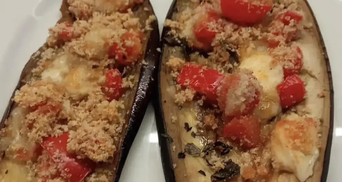 Melanzane ripiene al forno, un'idea per ricette sfiziose con pomodorini e formaggio filante.