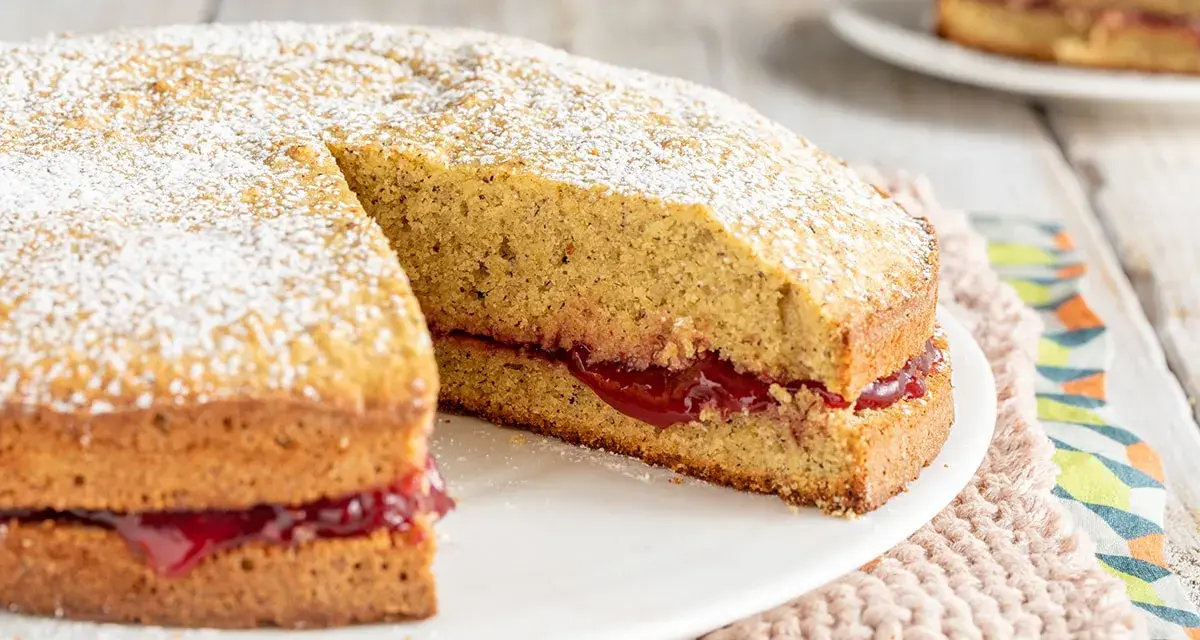 Torta soffice con marmellata, perfetta per chi cerca ricette facili con farina di grano saraceno. Spolverata di zucchero a velo.