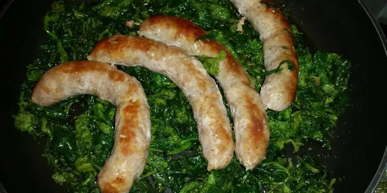 Salsiccia e friarielli cotti in padella, un classico saporito.