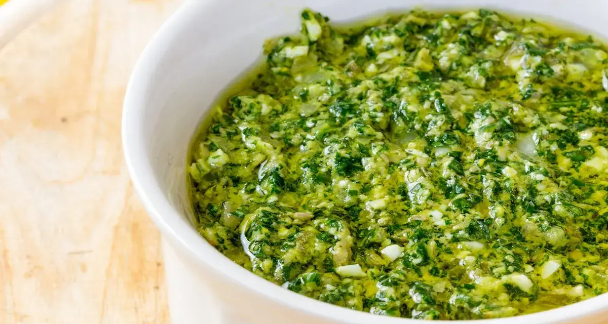 Salsa verde ricetta della nonna, un condimento fresco e profumato, pronto per insaporire i tuoi piatti.