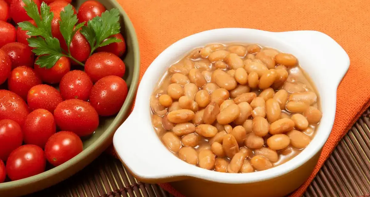 Fagioli secchi in umido, pronti per essere gustati. Scopri come cucinare i fagioli secchi per un piatto saporito, accompagnati da pomodorini freschi.
