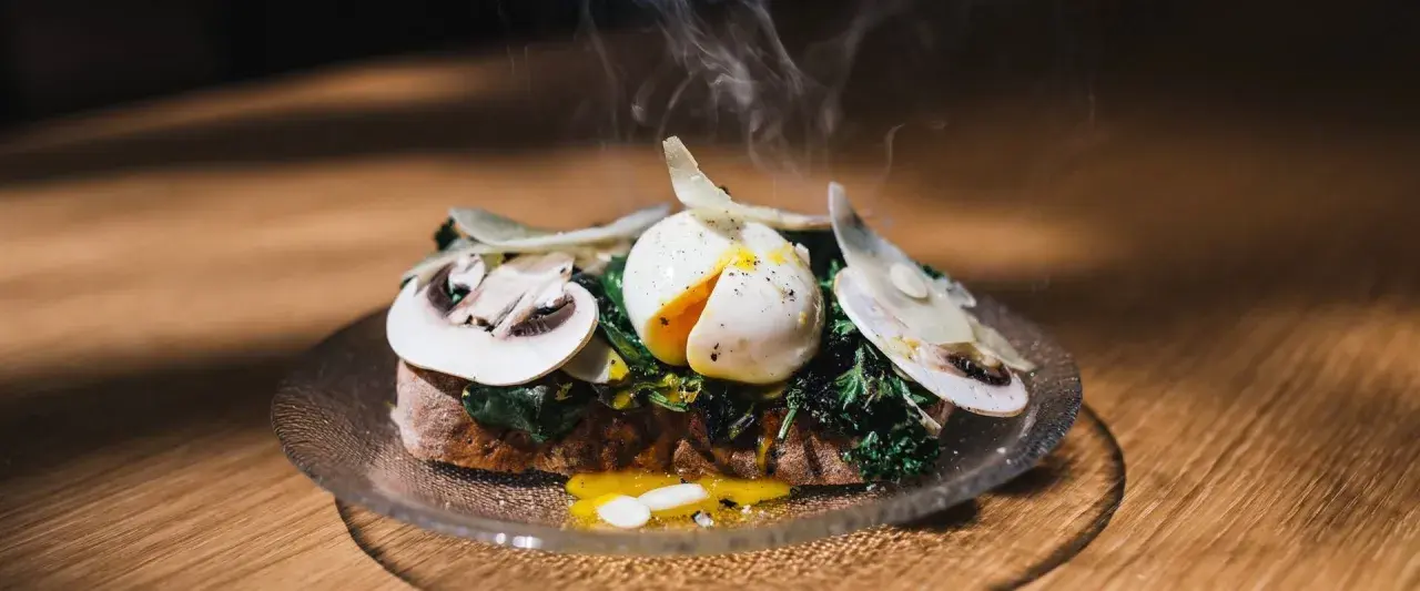 Bruschetta con uovo in camicia, funghi e verdure. Una deliziosa ricetta per un brunch perfetto.