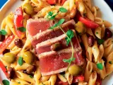 Penne con tonno scottato, pomodorini e olive. Un piatto fresco e saporito, perfetto come pasta per estate.