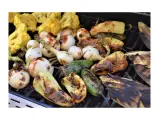 Verdure grigliate: cipolle, peperoni, cavolfiore e pannocchie. Perfette per scoprire come condire le verdure grigliate con erbe aromatiche e olio.