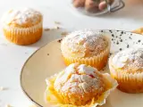 Muffin carote e yogurt spolverati di zucchero a velo e mandorle. Deliziosi e soffici, perfetti per la colazione.