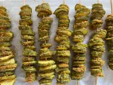 Spiedini di zucchine al forno, dorati e croccanti, pronti per essere gustati.