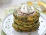 Pancakes salati con farina di grano saraceno e spinaci, guarniti con panna acida e erba cipollina. Un'idea gustosa per le tue ricette con farina di grano saraceno.