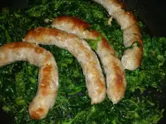 Salsiccia e friarielli cotti in padella, un classico saporito.