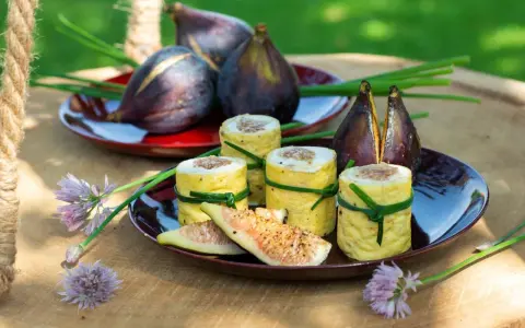 Rotolini di frittata con fichi e erba cipollina, un esempio di fichi abbinamenti salati perfetti per un picnic.