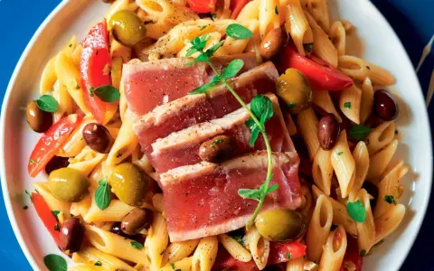 Penne con tonno scottato, pomodorini e olive. Un piatto fresco e saporito, perfetto come pasta per estate.