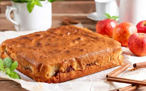 Torta quadrata dorata, con mele e cannella, un'idea per dolci senza zucchero.