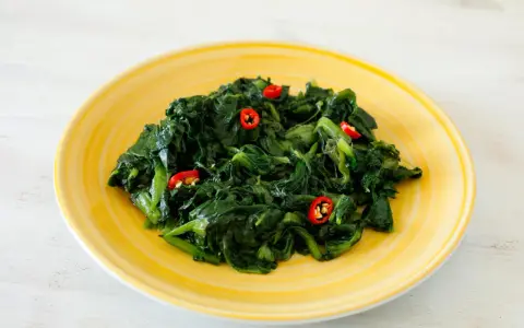 Un piatto di erbette saltate con peperoncino, un'idea semplice per le tue ricette con erbette.