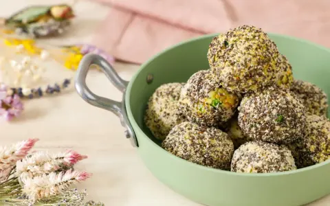 Sfere croccanti con semi di chia, perfette per le tue ricette salate. Un'idea sfiziosa e salutare.