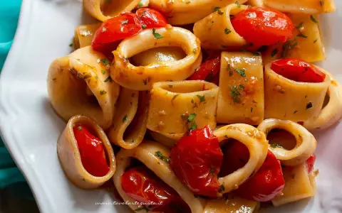 Piatto di calamarata con pomodorini e prezzemolo. Un modo gustoso per preparare la calamarata, un primo piatto di mare.