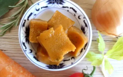 Dadi vegetali fatti in casa, pronti per insaporire i tuoi piatti. Scopri come fare il dado vegetale in casa con ingredienti freschi.