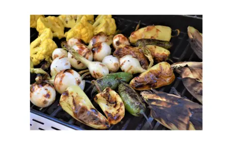 Verdure grigliate: cipolle, peperoni, cavolfiore e pannocchie. Perfette per scoprire come condire le verdure grigliate con erbe aromatiche e olio.