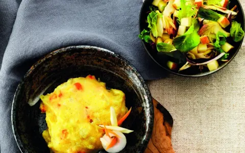 Frittelle dorate con verdure, perfette verdure da abbinare alla polenta, accanto a un'insalata fresca.