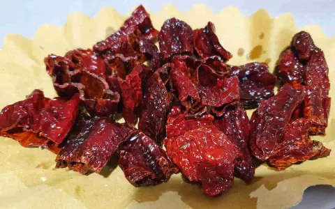 Peperoni cruschi croccanti, perfetti per tante ricette. Un'esplosione di sapore e tradizione lucana.