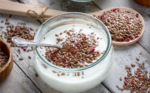 Yogurt con semi di lino e frutta disidratata, un'idea per ricette semi di lino salutari e gustose.